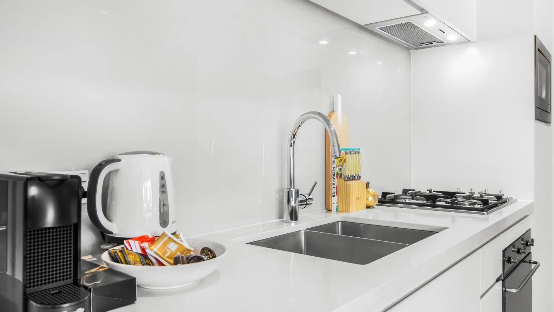 Surfers Paradise 2-Bed Near Beach With Pool & Gym Голд-Кост